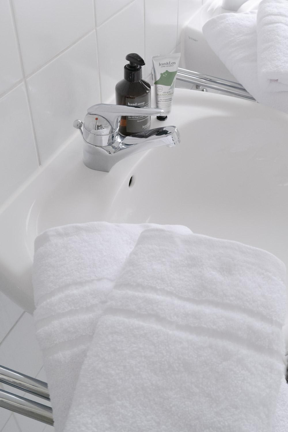 Bella Casa - Business&Family - 2 Zimmer Direkt Neben Schloss, Parkplatz, Smarttv, Netflix, Waschmaschine, 24H Checkin, 71Qm, Kingsizebett, Hotelbettwaesche Ludwigsburg Exterior foto